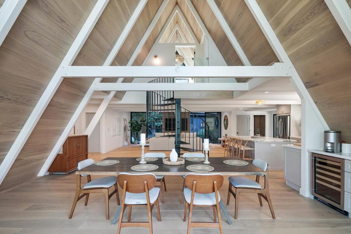 Stunning House With 5 Bedrooms, Pool, Jacuzzi, Fire-pit, Hébergement de vacances Los Angeles