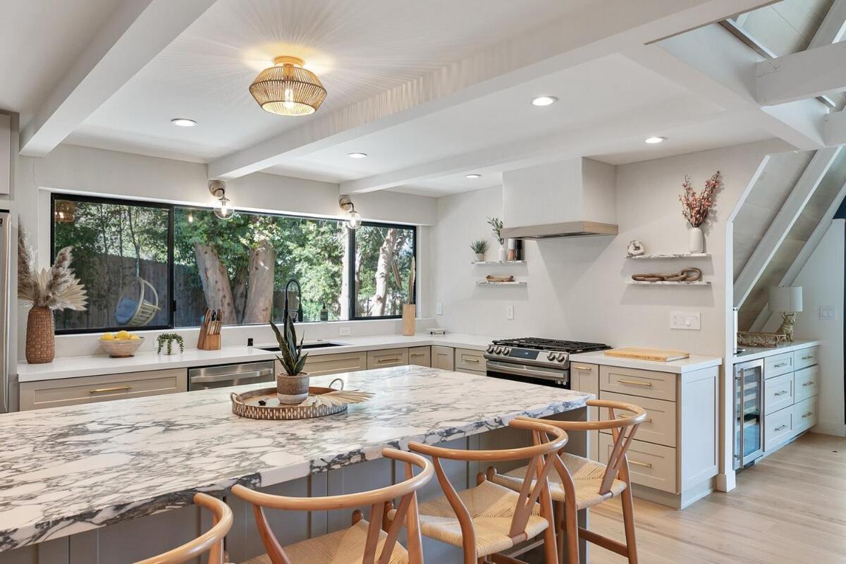 Stunning House With 5 Bedrooms, Pool, Jacuzzi, Fire-pit, * Los Angeles