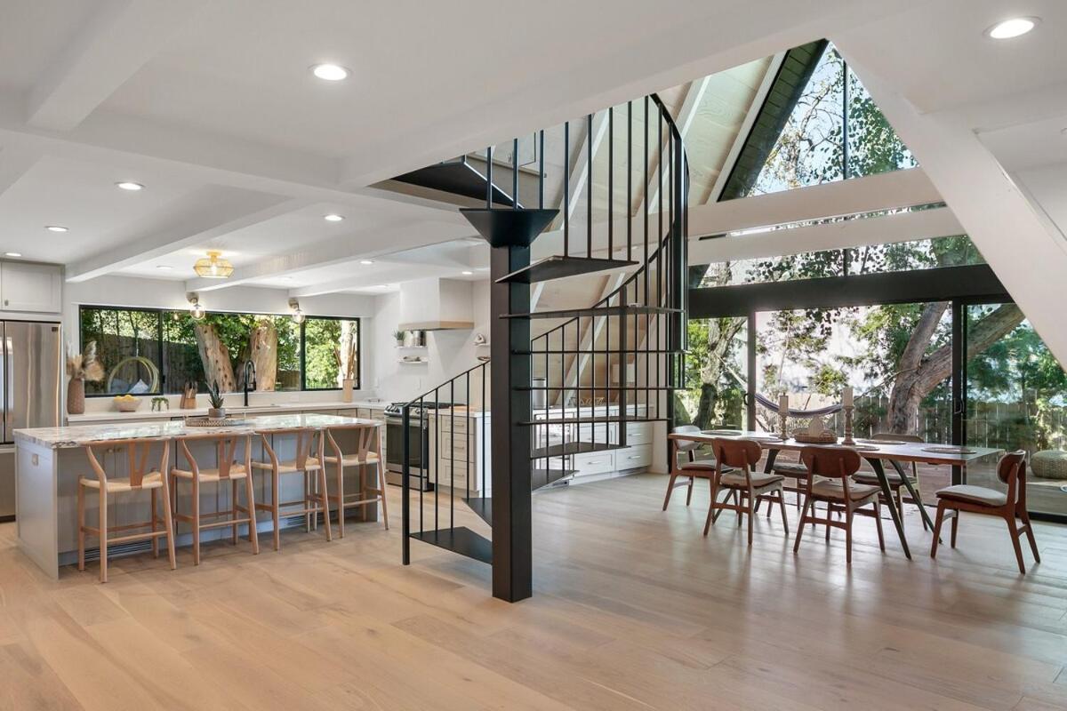 Stunning House With 5 Bedrooms, Pool, Jacuzzi, Fire-pit, Hébergement de vacances