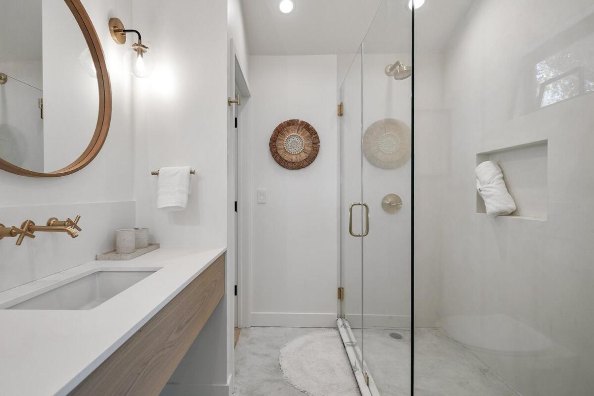 Hébergement de vacances Stunning House With 5 Bedrooms, Pool, Jacuzzi, Fire-pit,