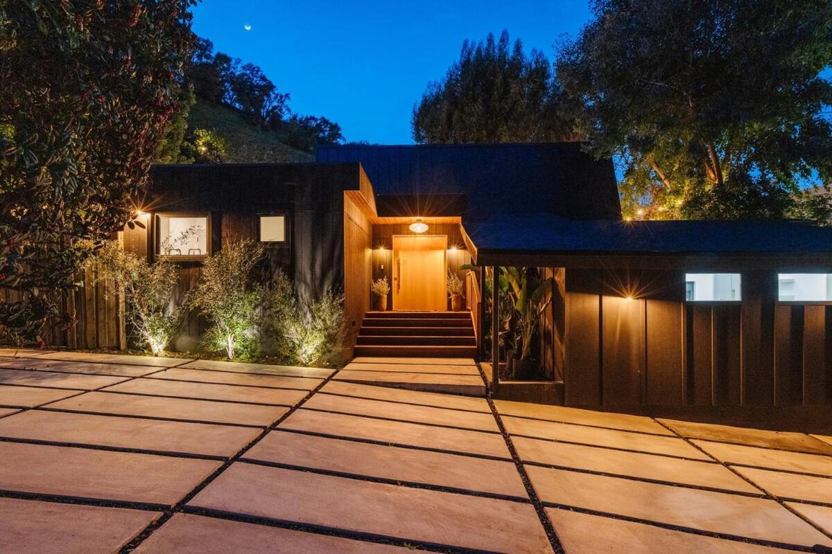 Hébergement de vacances Stunning House With 5 Bedrooms, Pool, Jacuzzi, Fire-pit, *