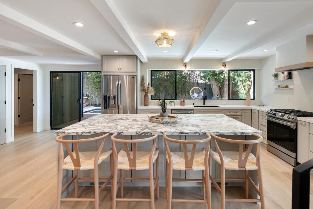 Stunning House With 5 Bedrooms, Pool, Jacuzzi, Fire-pit, Hébergement de vacances Los Angeles