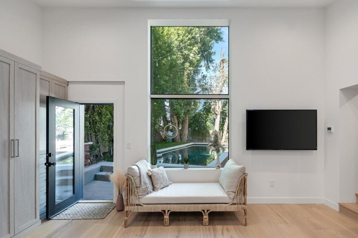 Stunning House With 5 Bedrooms, Pool, Jacuzzi, Fire-pit, Los Angeles