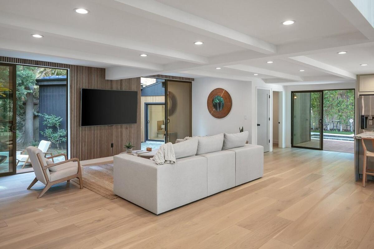 Hébergement de vacances Stunning House With 5 Bedrooms, Pool, Jacuzzi, Fire-pit, *