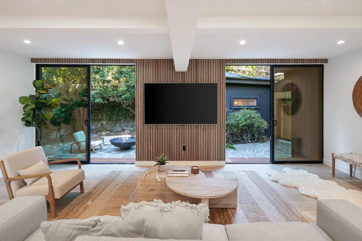 Stunning House With 5 Bedrooms, Pool, Jacuzzi, Fire-pit, Hébergement de vacances Los Angeles